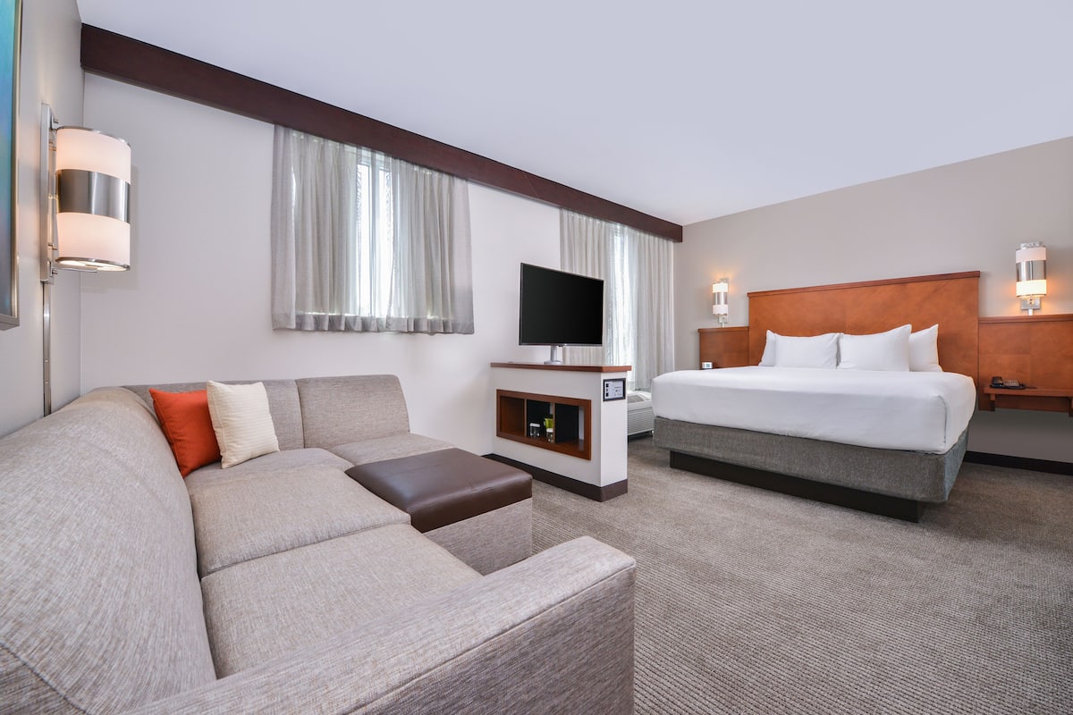 1 bedroom, premium bedding, minibar, desk