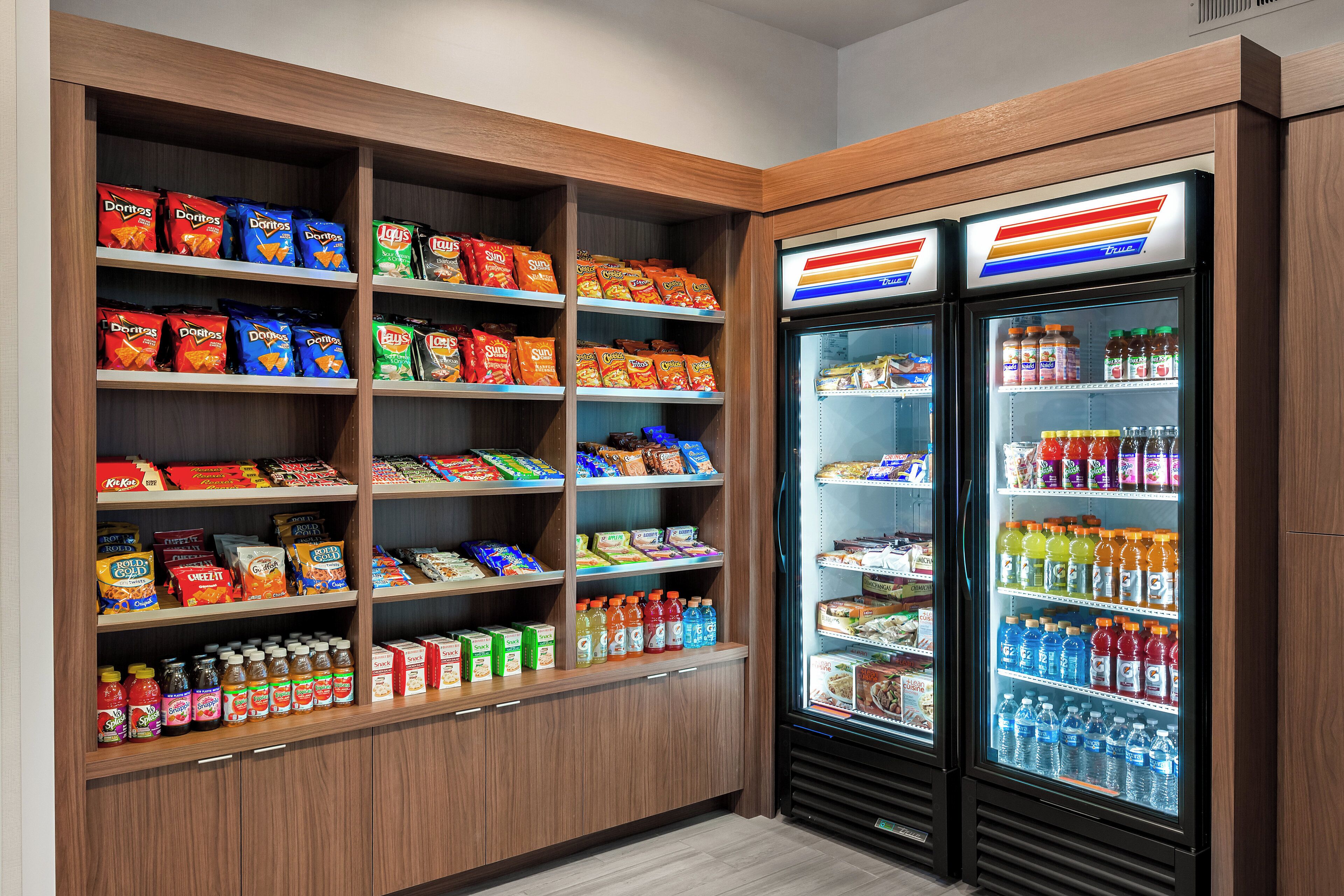 Una sección con refrigerios y bebidas de diversas marcas y productos.