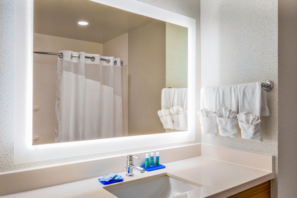 separate bathtub and shower, towels