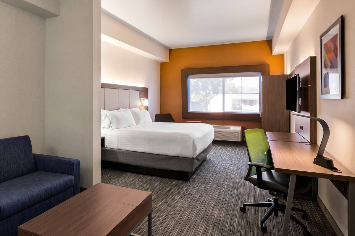 Standard Room, 1 King Bed with Sofa bed | In-room safe, desk, laptop workspace, iron/ironing board