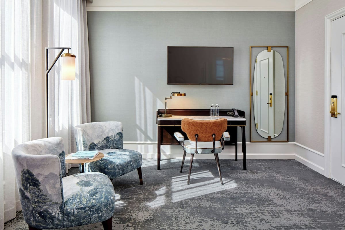 Suite Junior, 1 letto king, ad angolo | Soggiorno | TV a schermo piatto 32 pollici con canali premium, TV