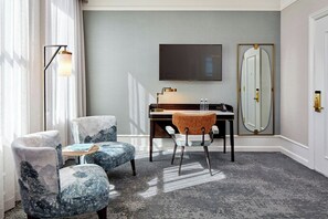 Suite junior, 1 cama King size, en esquina | Sala de estar | Televisión de pantalla plana de 32 pulgadas con canales premium 