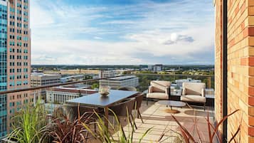 Luxe beddengoed, pillowtop-bedden, een kluis op de kamer, een bureau