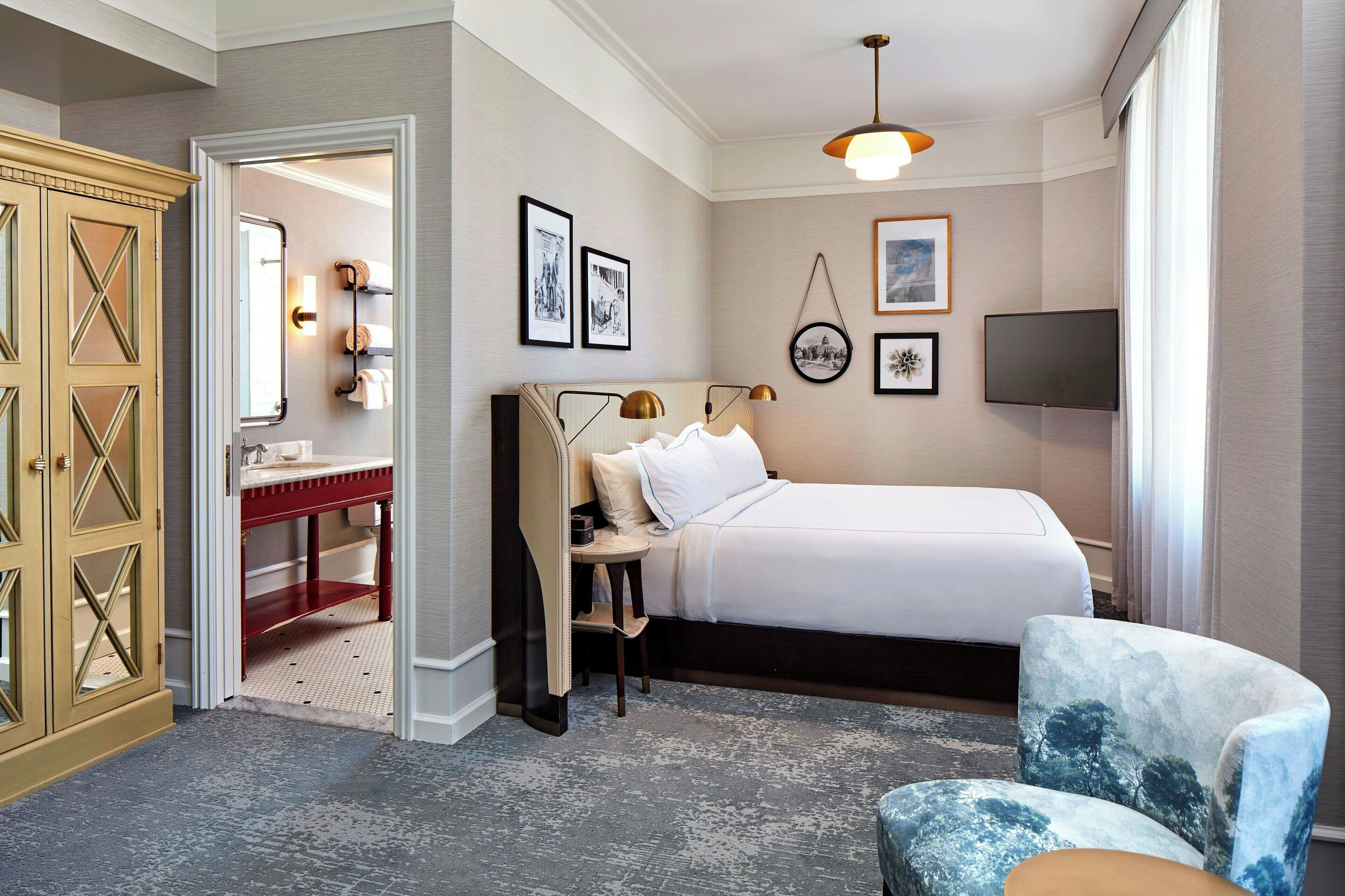 junior suite, 1 king bed, corner | premium bedding, pillow-top beds, in-room safe, desk