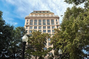 Un edificio grande e histórico con varios pisos y una entrada destacada.