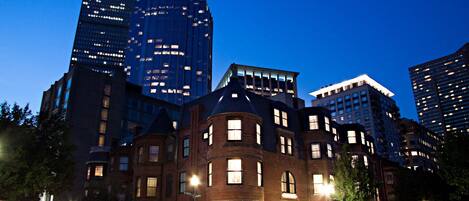 Depan hartanah - siang/malam