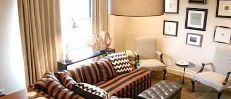 تلفزيون بحجم 42-بوصة يعرض قنوات تلفزيونية باشتراك مدفوع