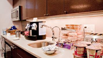 Refrigerador con freezer, microondas, placa de cocina, cafetera/tetera