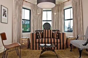 套房, 1 间卧室 | 客厅 | 42-英寸电视（配备有线频道）