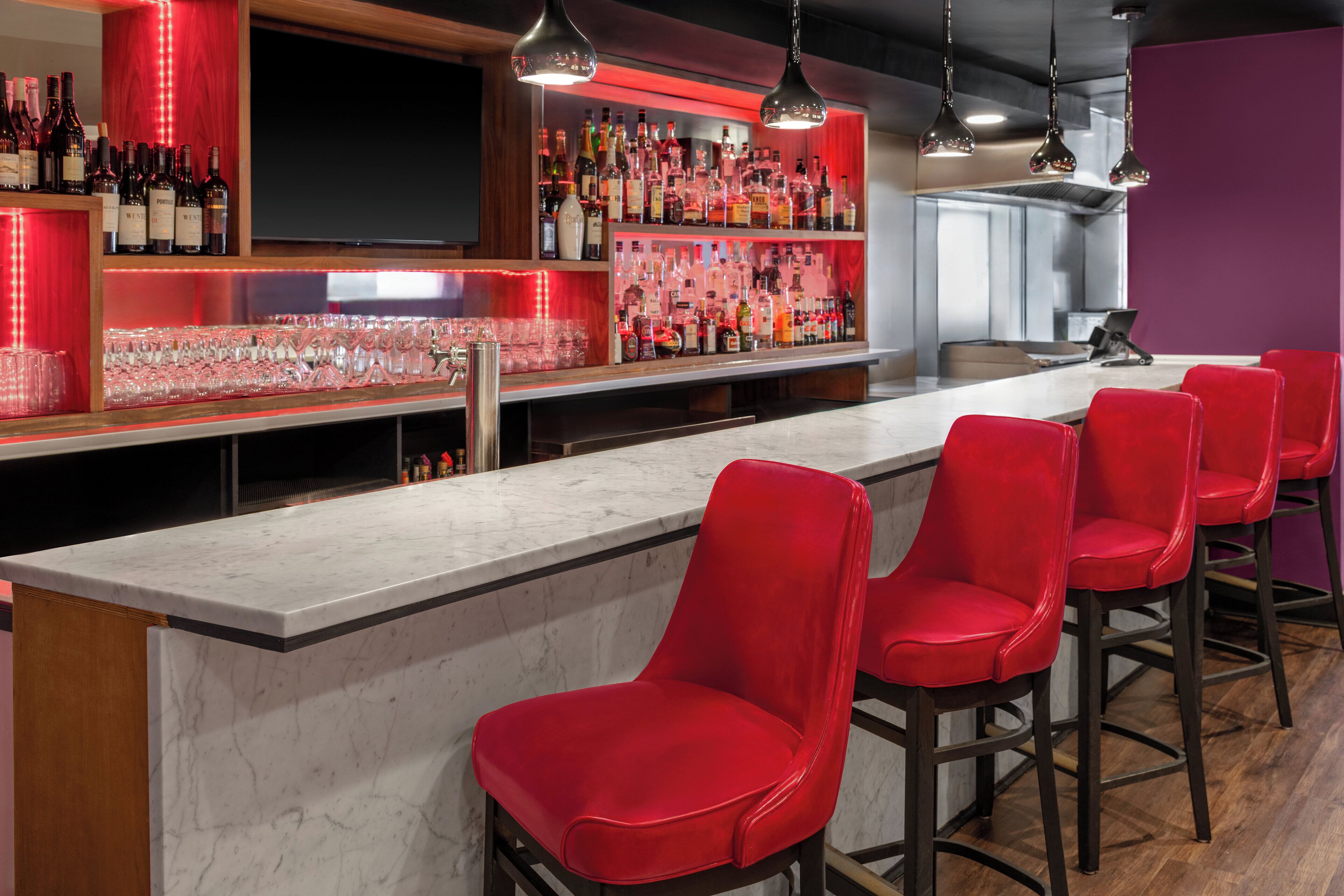 朝食、ランチ、ディナーに営業