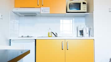 Studio, 1 Double or 2 Twin Beds | Private kitchenette | Fridge, microwave, stovetop, electric kettle