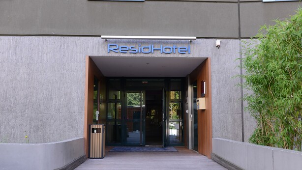 The entrance to a hotel with a modern design, featuring a sign that reads "ResidHotel" above the entrance. - Residhotel Lyon Lamartine (Tassin-la-Demi-Lune)