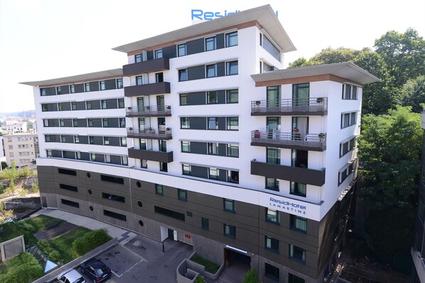 A multi-story hotel with a modern design, featuring balconies on each floor and a sign indicating it is a 'ResidHotel'. - Residhotel Lyon Lamartine (Tassin-la-Demi-Lune)