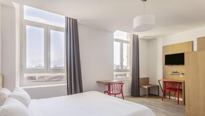 Skrivebord, blendingsgardiner, lydisolert og strykejern/-brett