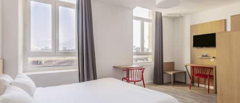 1 bedroom, desk, blackout drapes, soundproofing