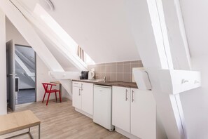 Kühlschrank, Mikrowelle, Herdplatte, Wasserkocher mit Kaffee-/Teezubehör