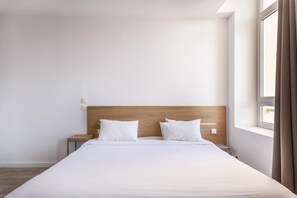 Skrivebord, blendingsgardiner, lydisolert og strykejern/-brett