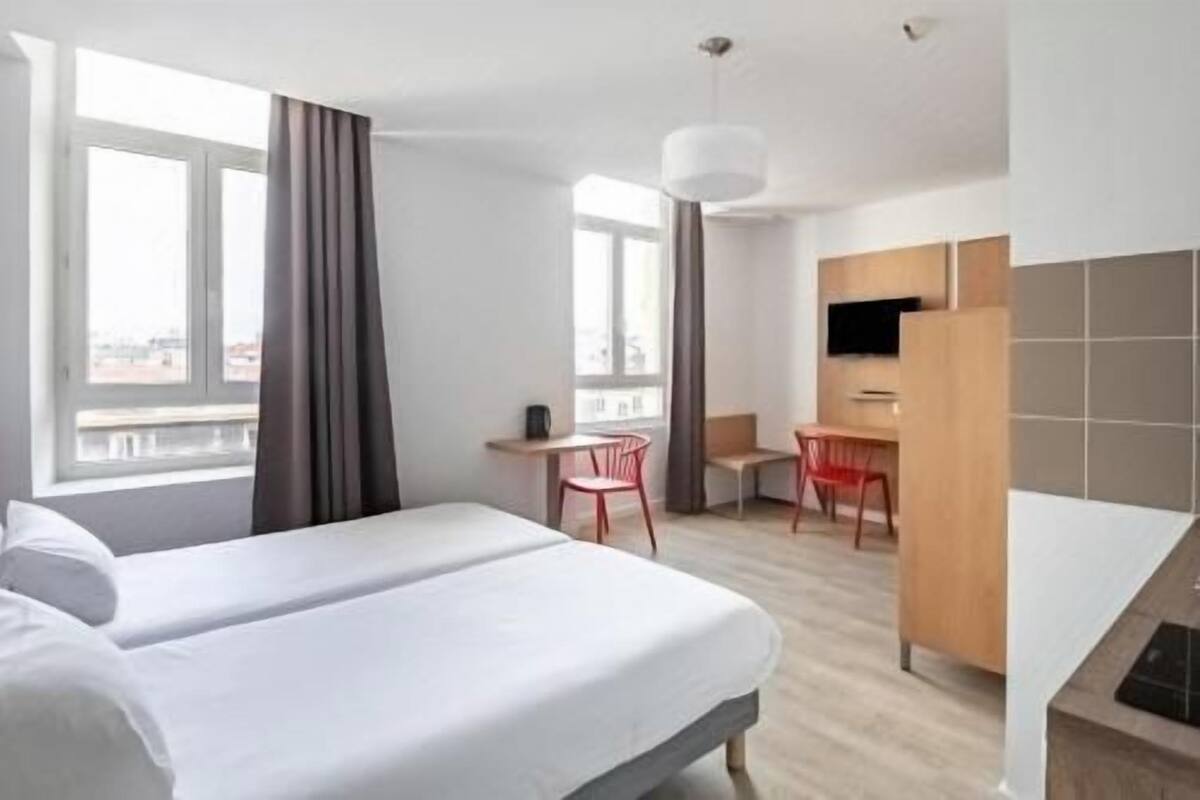 Schreibtisch, Verdunkelungsvorhänge, schallisolierte Zimmer
