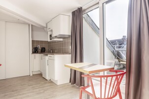 Superior-studio, 1 parisänky tai 2 yhden hengen sänkyä, terassi, kaupunkinäköala | Työpöytä, pimennysverhot, äänieristys, silitysrauta/-lauta