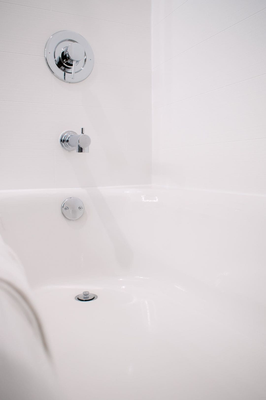 combined shower/bathtub, deep-soaking bathtub, hydromassage showerhead