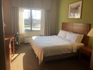 In-room safe, desk, laptop workspace, iron/ironing board - Holiday Inn Express & Suites Howell by IHG (Howell)