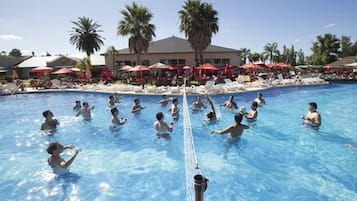 Inomhuspool, utomhuspool, parasoller och solstolar