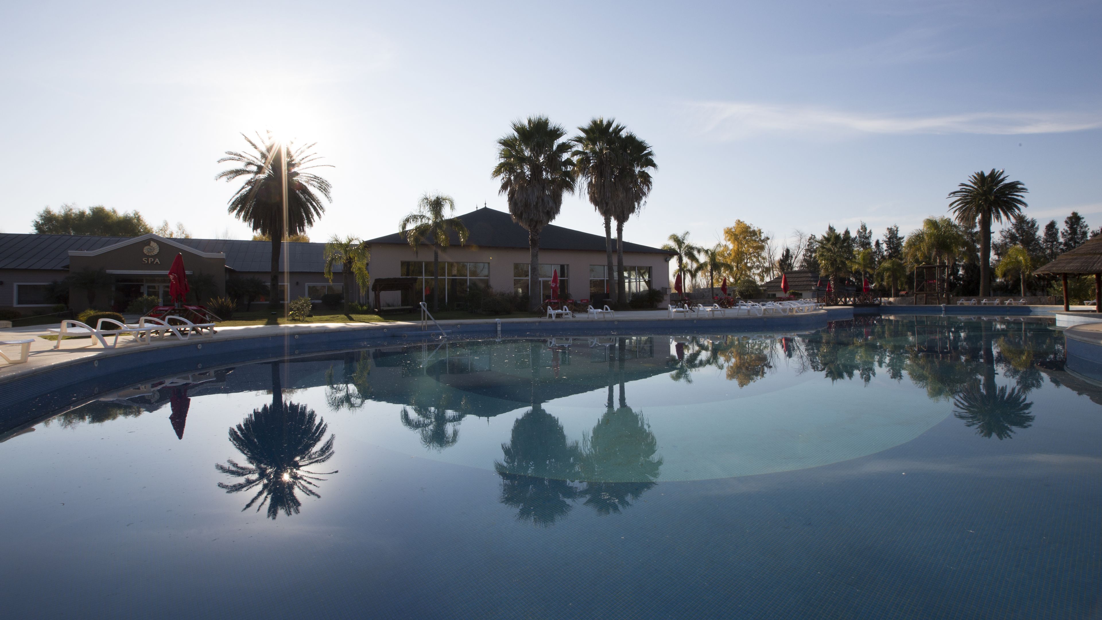 Piscina interna, piscina externa, guarda-sóis, espreguiçadeiras