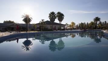 Piscina interna, piscina externa, guarda-sóis, espreguiçadeiras