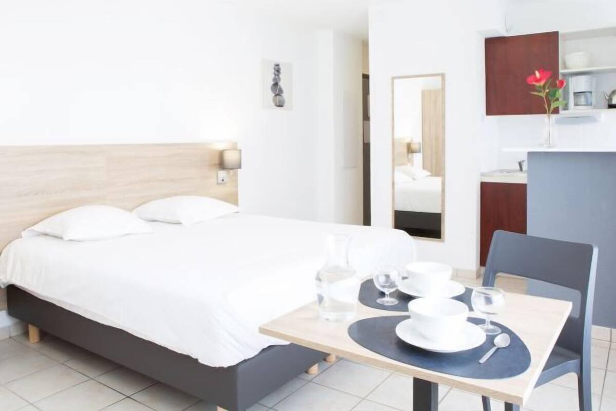 Premium bedding, desk, iron/ironing board (on request)