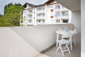 Studio double | Bộ đồ giường cao cấp, bàn, bàn ủi/dụng cụ ủi quần áo 