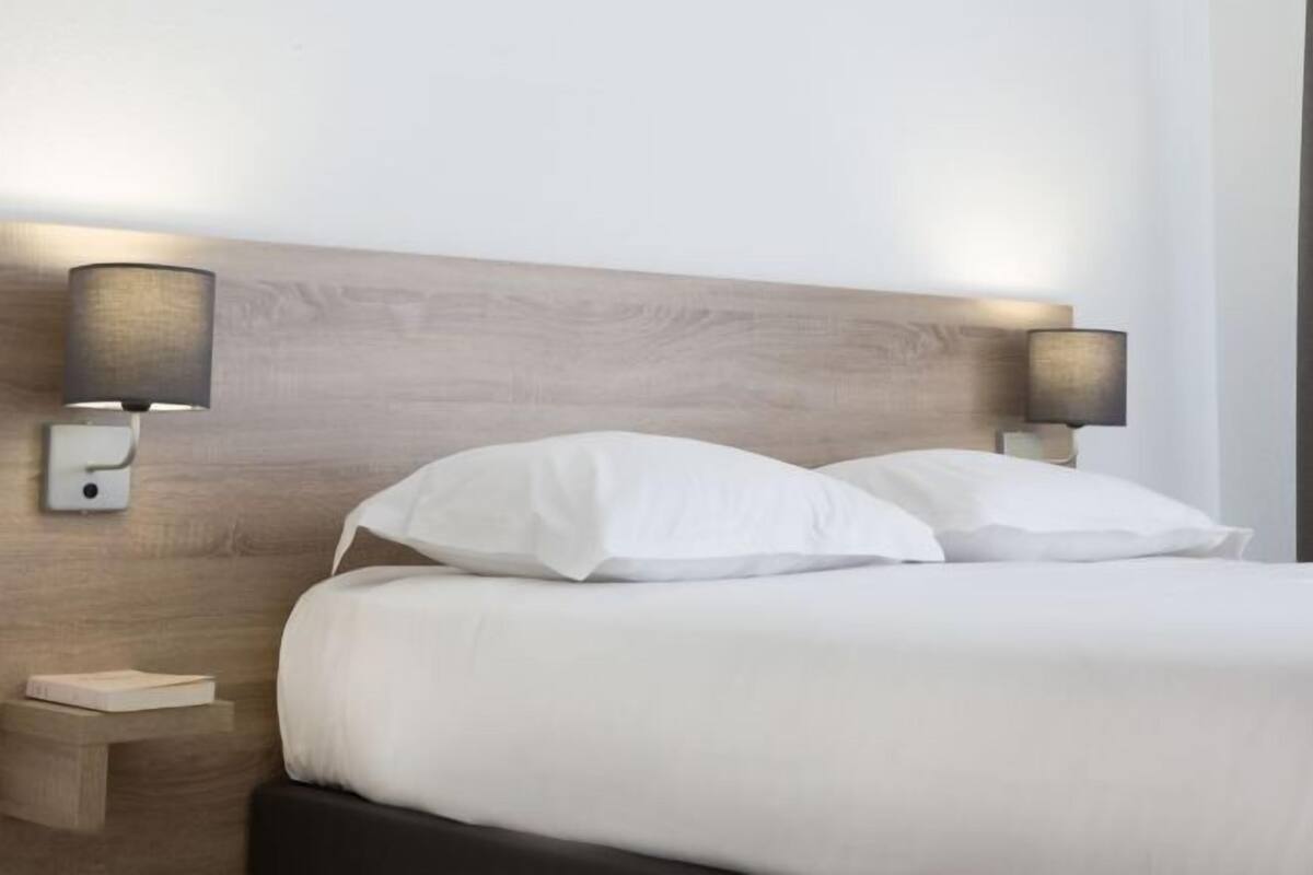 Premium bedding, desk, iron/ironing board (on request)