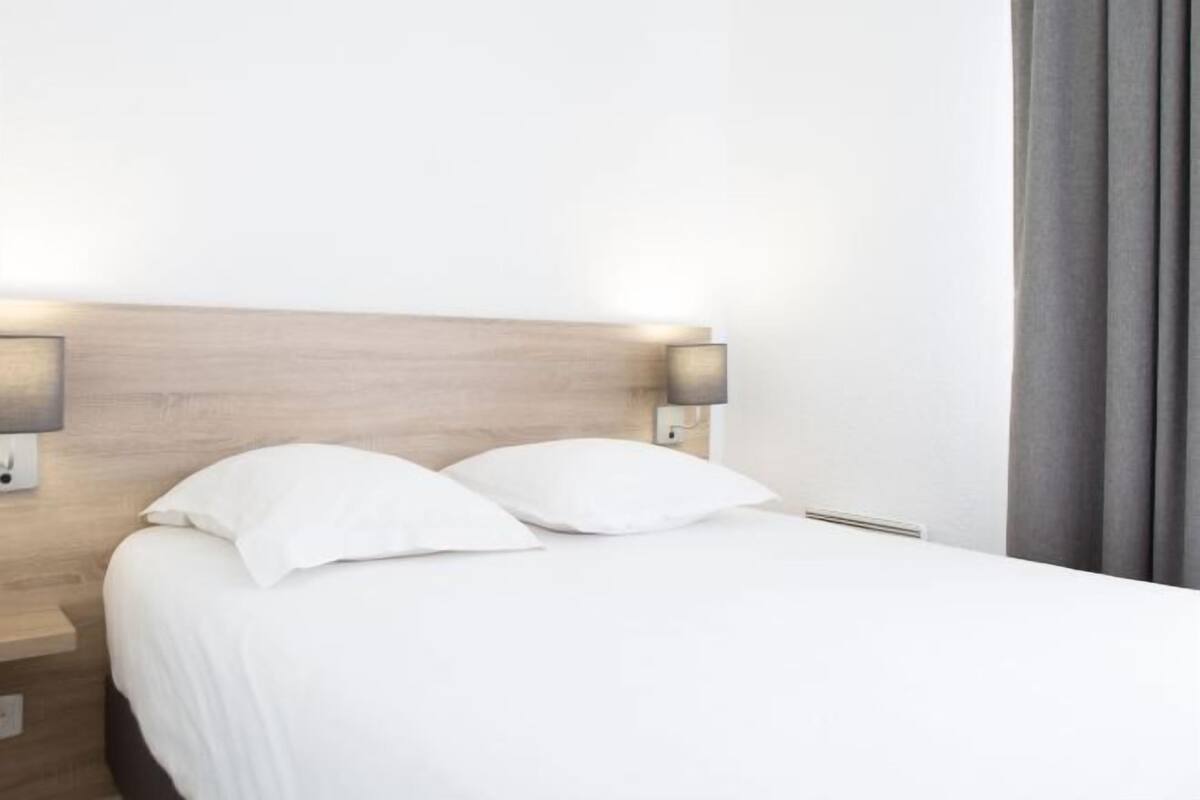 Premium bedding, desk, iron/ironing board (on request)