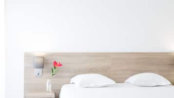 1 slaapkamer, luxe beddengoed, een bureau, een strijkplank/strijkijzer
