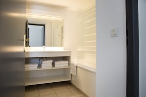 Ducha, artículos de tocador ecológicos, secador de pelo, toallas