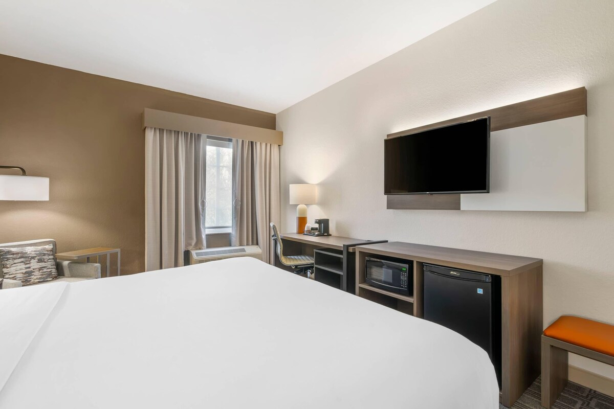 Room, 1 King Bed, Accessible, Non Smoking | Premium bedding, down comforters, pillowtop beds, desk