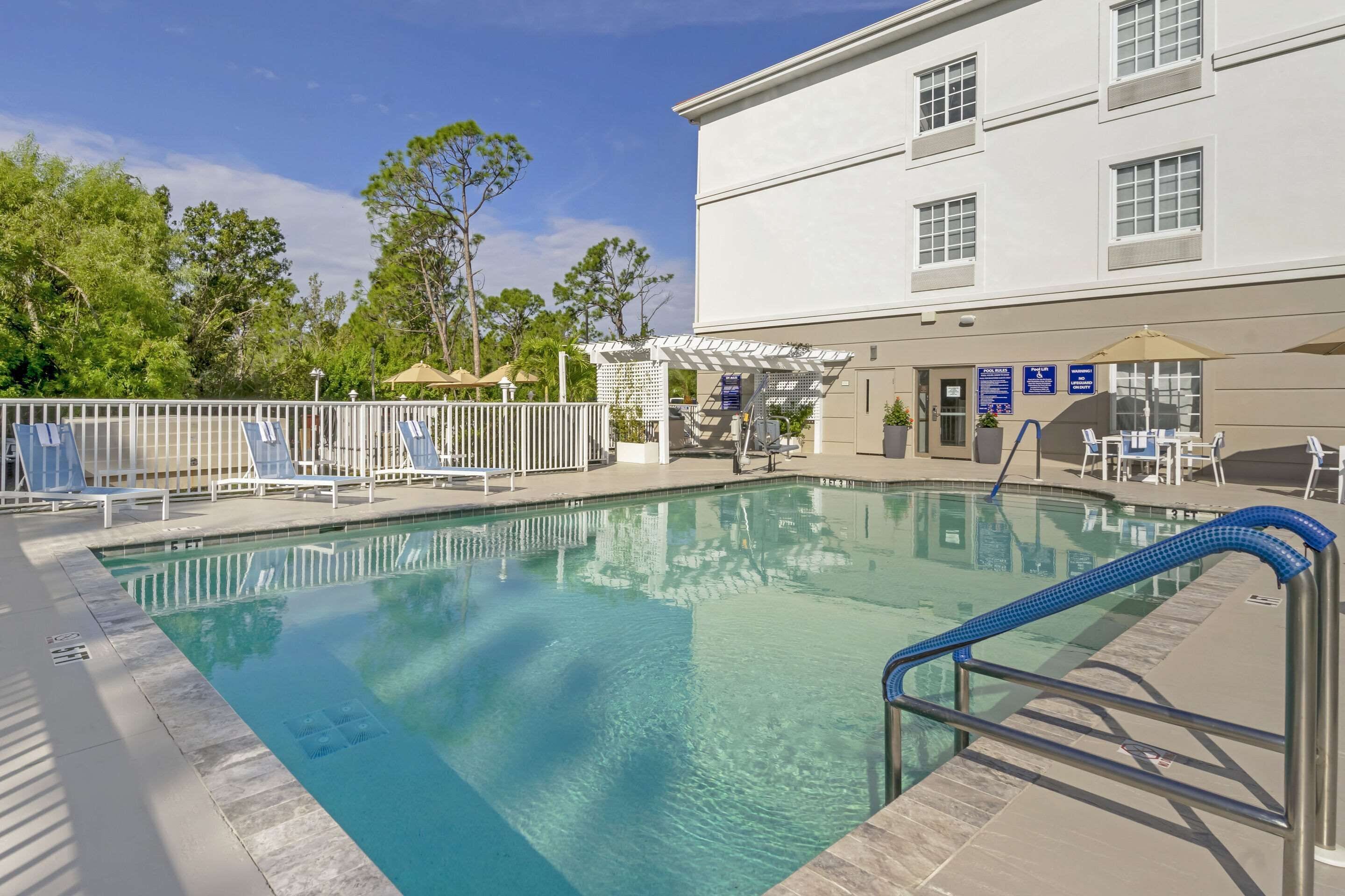 Außenpool, geöffnet von 07:00 Uhr bis 22:00 Uhr, Sonnenschirme