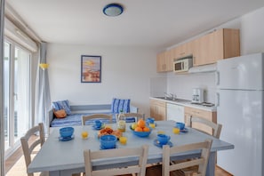 Fridge, microwave, stovetop, dishwasher - Résidence Les Jardins de l'Amirauté - Vacancéole (Les Sables-d'Olonne)