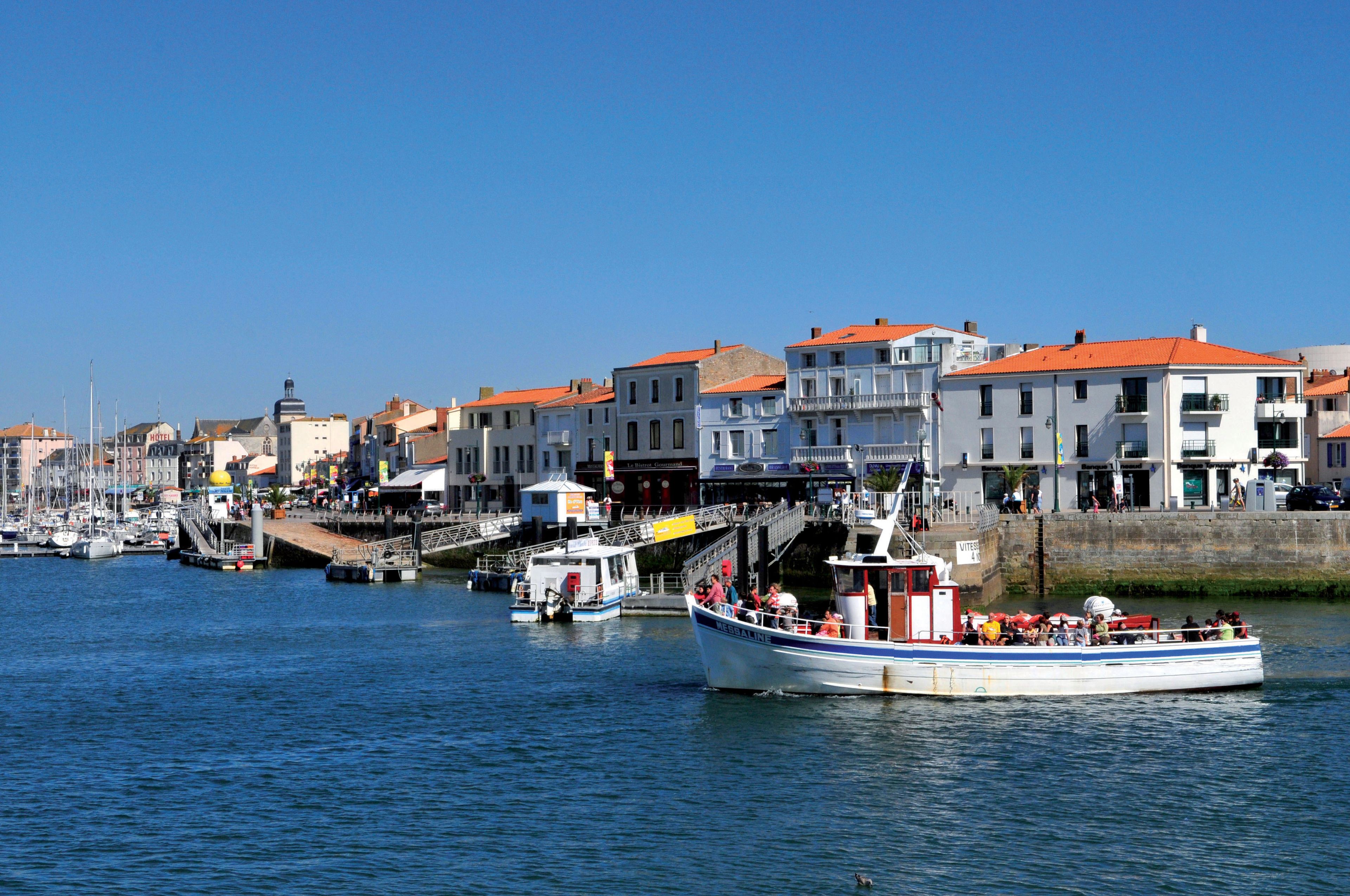 Un port avec des bateaux et des bâtiments le long de la rive.