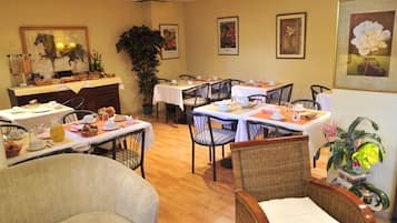 Petit déjeuner buffet servi tous les jours en supplément