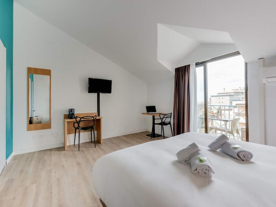 Studio, 1 Queen Bed, Balcony | Soundproofing, free WiFi, bed sheets