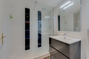 Studio, balkon | Badkamer | Een douche, een haardroger, handdoeken