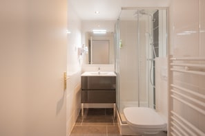 Studio, 1 Queen Bed, Balcony | Bathroom shower