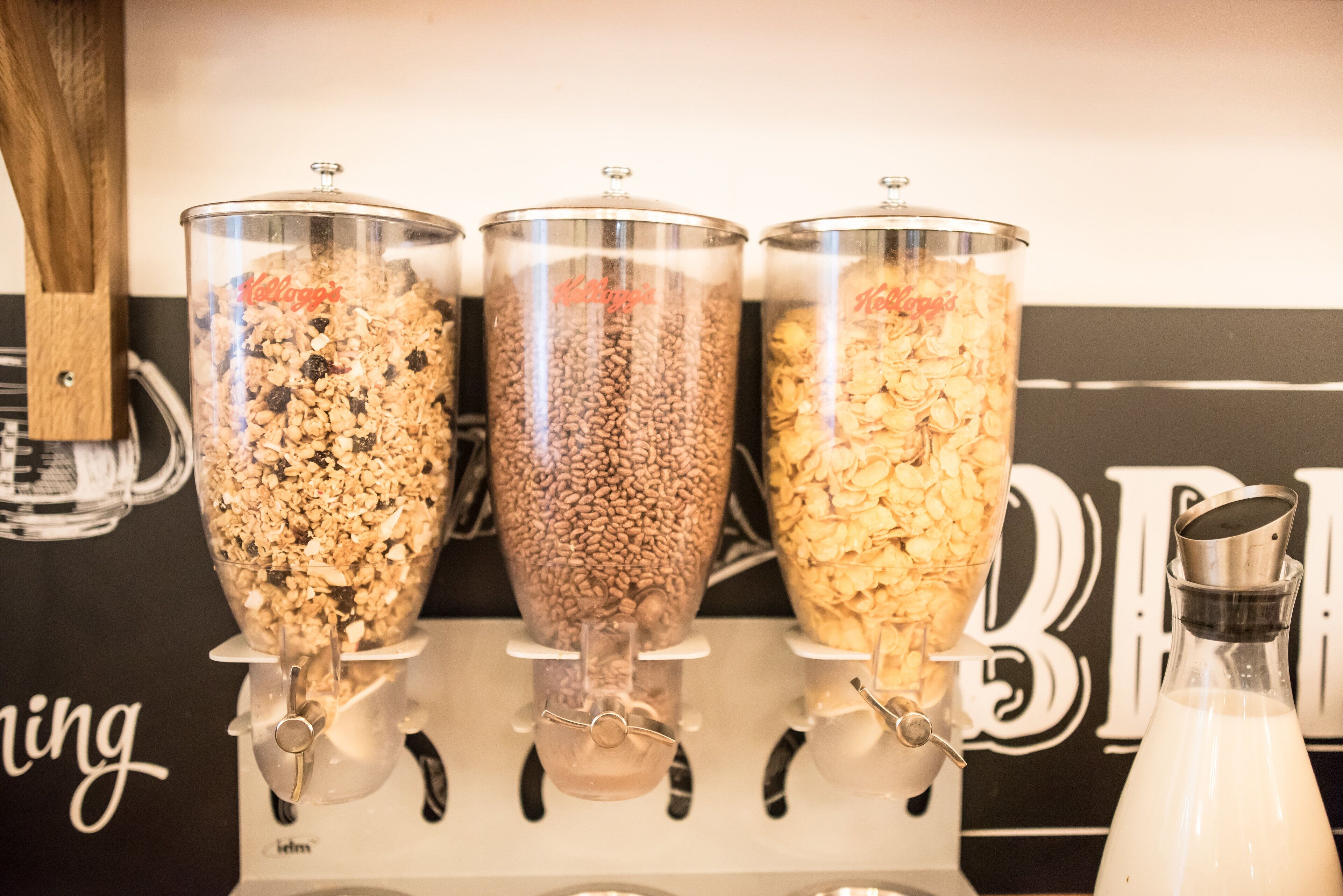 Tre glasbeholdere med forskellige slags granola.