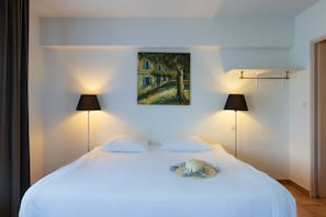 Standard-Studio | Hochwertige Bettwaren, Schreibtisch, schallisolierte Zimmer