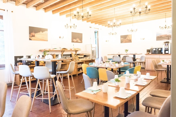 Tägliches Frühstücksbuffet (13.90 EUR pro Person)