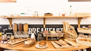 Un bufé de desayuno con diversos alimentos y acompañamientos.