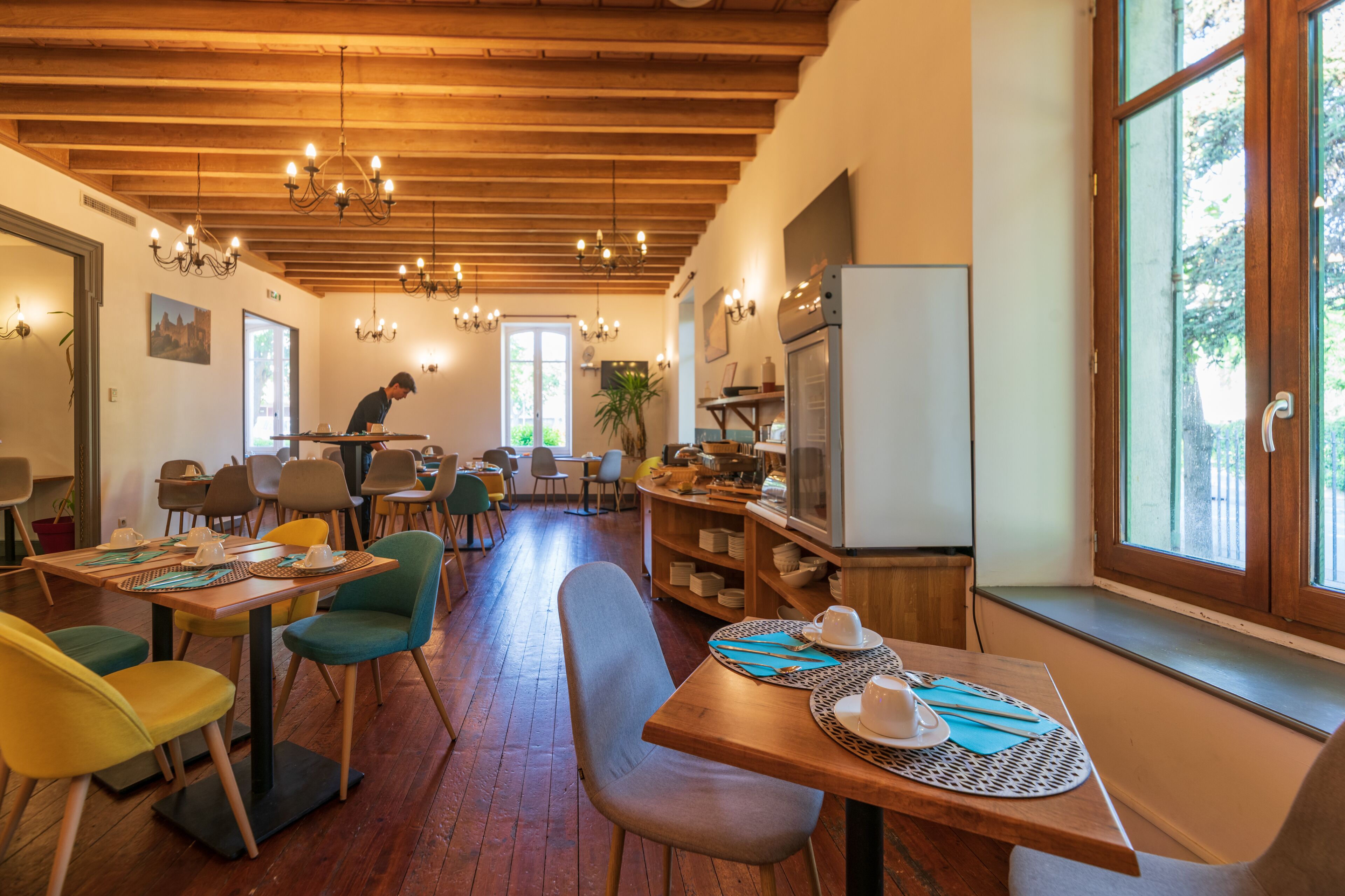 Petit déjeuner buffet (13.90 EUR par personne)