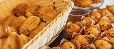 TĂ€gliches FrĂŒhstĂŒcksbuffet (13.90 EUR pro Person)