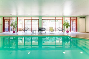 Indoor pool, sun loungers