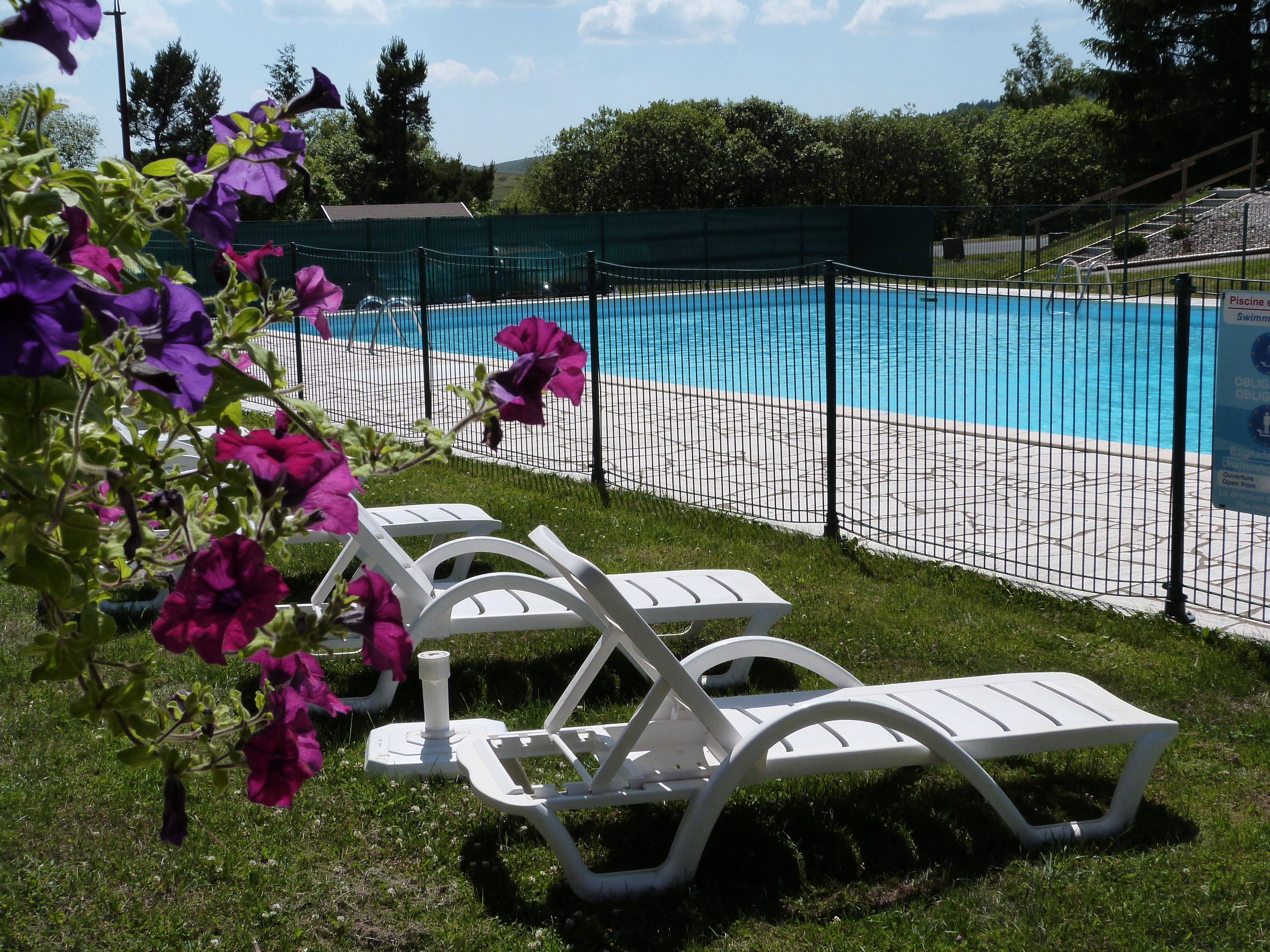 Kolam renang terbuka bermusim 